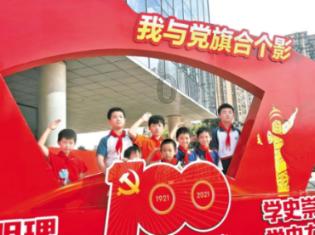 爸爸拿塑料袋模拟子宫带娃，如何看待这一做法呢？你会这样带孩子吗？游戏画面