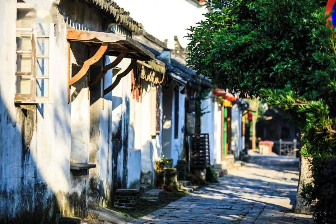 救援爱图画的男孩
